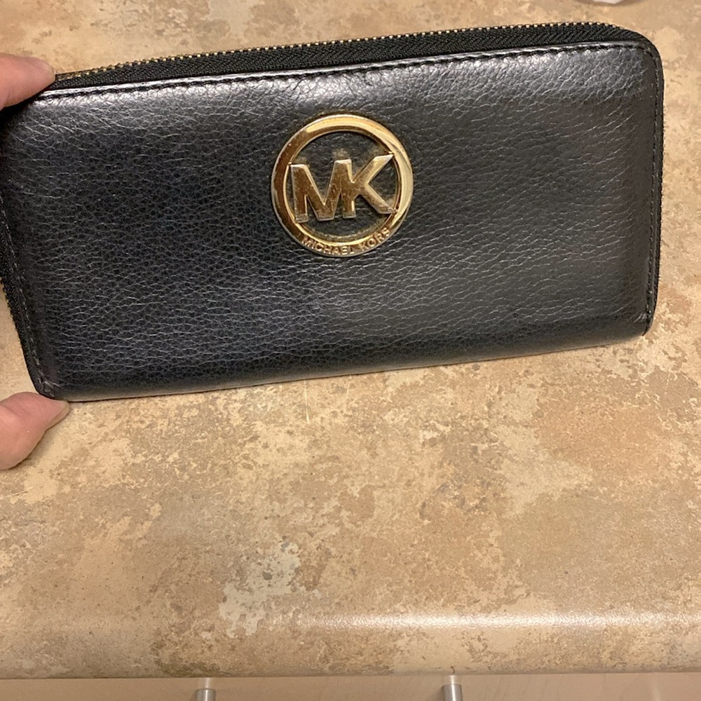 MICHAEL KORS WALLET 4 COMPARTMENTS ONE INSIDE WITH A ZIPPER